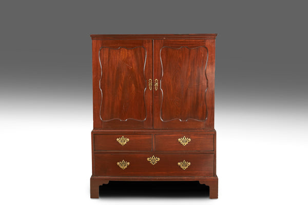 A Georgian Mahogany Linen Press - WB113