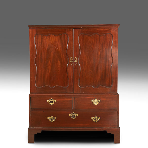 A Georgian Mahogany Linen Press - WB113